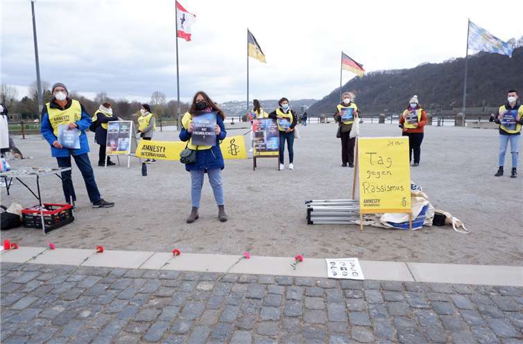 Amnesty International Koblenz gedachte mit einer Mahnwache den Opfern von Rassismus und rassistischen Anschlägen. Foto: Katrin Hommen