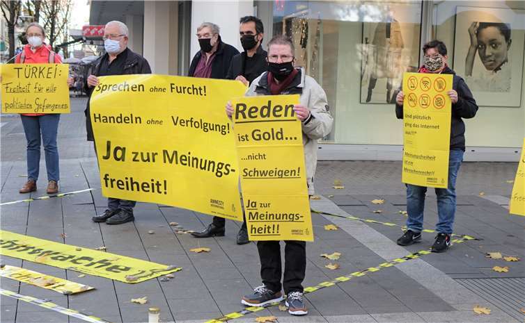 Amnesty International wies im Rahmen einer Mahnwache in der Neuwieder City auf die Missachtung der Menschenrechte hin.Foto: Jürgen Grab