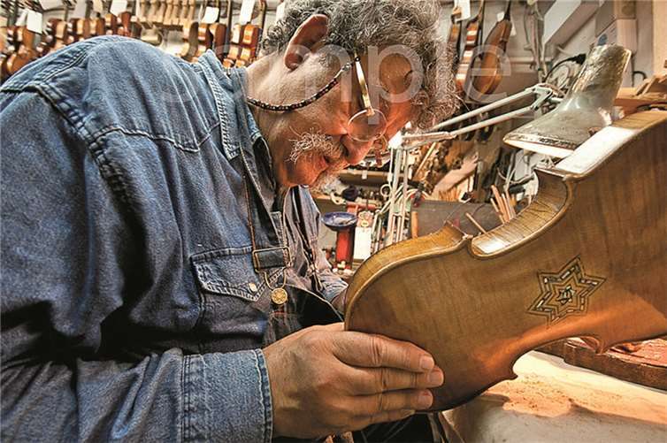 Amnon Weinstein mit seinen Geigen. privat