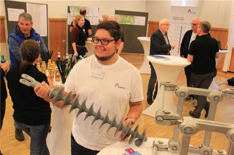Amprion-Mitarbeiter Gerome-Pascal Brenner zeigt einen der neuen Isolatoren mit denen die Hochspannungsmasten für den Transport von Gleichstrom umgerüstet werden.  Foto: GS