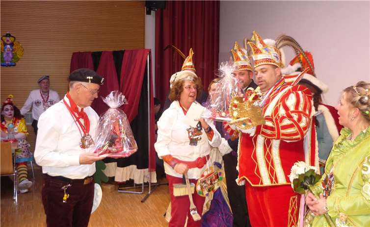 Amtfrau Gisela Kern sowie Vize Peter Sistenich überreichten kleine Präsente.Fotos: privat