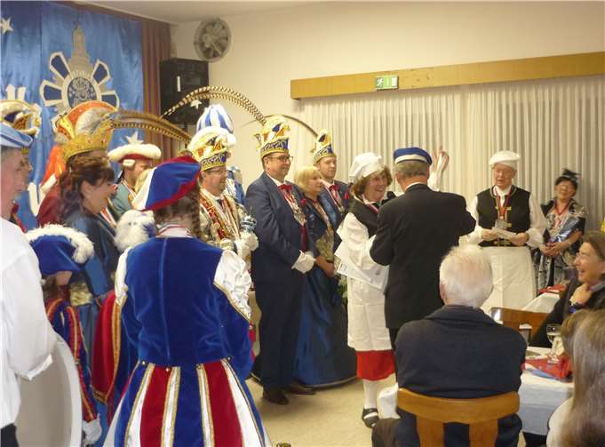 Amtfrau Gisela Kern sowie Vizeamtmann Peter Sistenich, ließen es sich nicht nehmen, seine Tollität Prinz Thomas I. und Prinzessin BettinaI. persönlich mit einem kleinen Präsent zu überraschen.