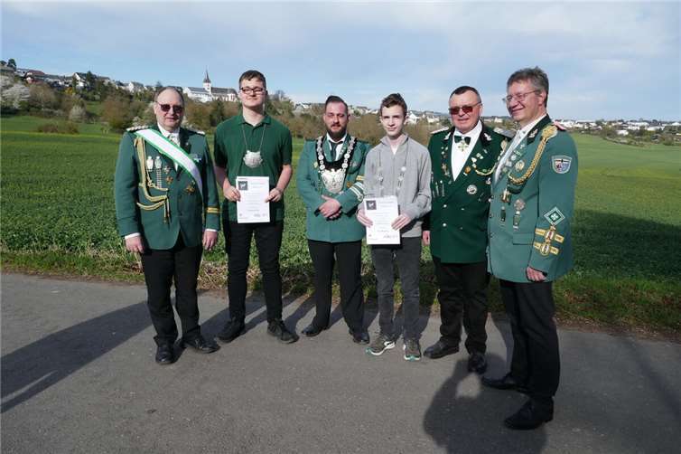 Amtierender Bezirkskönig Peter Morhardt mit Schülerprinz Dominik Merz (li) und Jugendprinz Mathias Lohner mit Vorstand (v.l.) BM Alfred Degen, Schüprinz Dominik Merz, BezKönig Peter Morhardt, Juprinz Mathias Lohner, stv. BM Rüdiger Hohenstein, JgSchüM Dirk Rabenhofer.