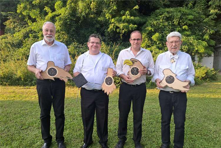 Amtierender Schützenkaiser Robert Brach mit Gefolge - v.l.n.r: Heribert Malm, Schützenkaiser Robert Brach, Harald Wilms, Ehrenbrudermeister Horst Gierenstein.Foto: Karin Ross-Franzen