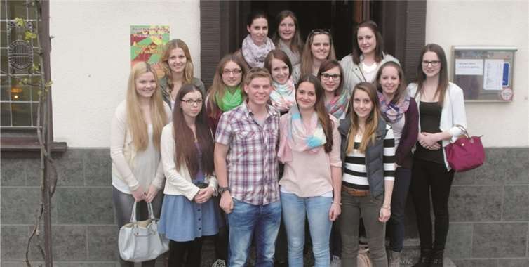 Amtierendes Maikönigspaar: Dana Esch (4.v.l.) und Lars Kesselheim umringt von den Ehrendamen.  privat