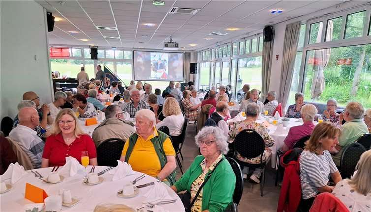 Amtmann Albert Schmidt konnte in der barrierefreien Eventlocation 120 Nachbarinnen und Nachbarn und Gäste begrüßen. Foto: privat