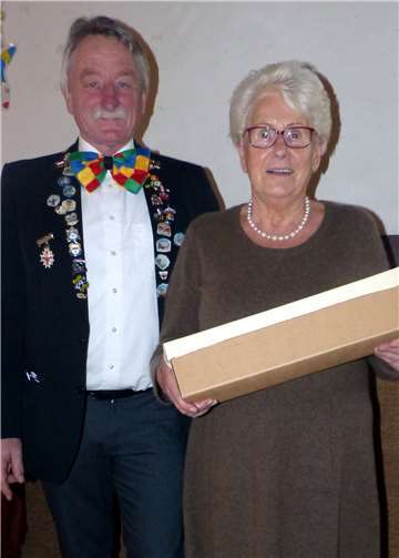 Amtmann Karl-Hermann Gräf dankt Elke Monreal für 20 Jahre Vorstandsarbeit. Foto: Christine Schneichel-Gräf