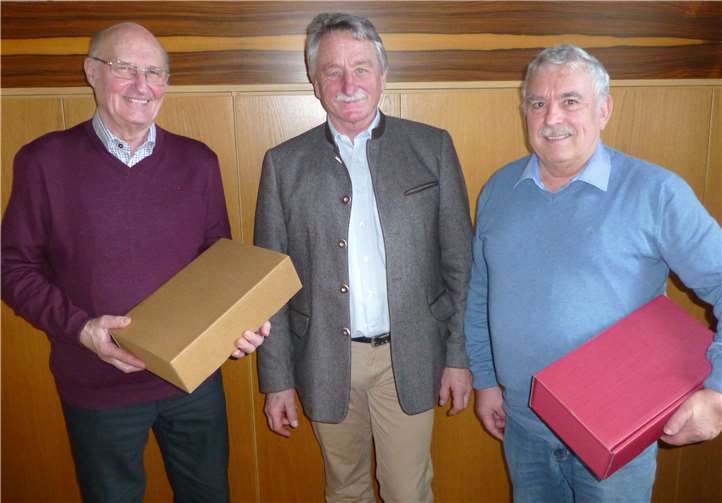 Amtmann Karl-Hermann Gräf (mitte) dankt Otto Lohner (links) und Hans Leo Rings (rechts).Foto: Martin Setz