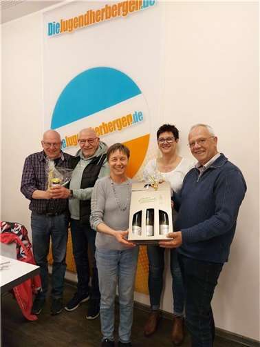 Amtmann Peter Meffert (rechts) überreicht den Gewinnern des Nachbarschaftsschätzspieles ihre Preise. Foto: NachbarschaftAhleZenn/E.Schimikowski