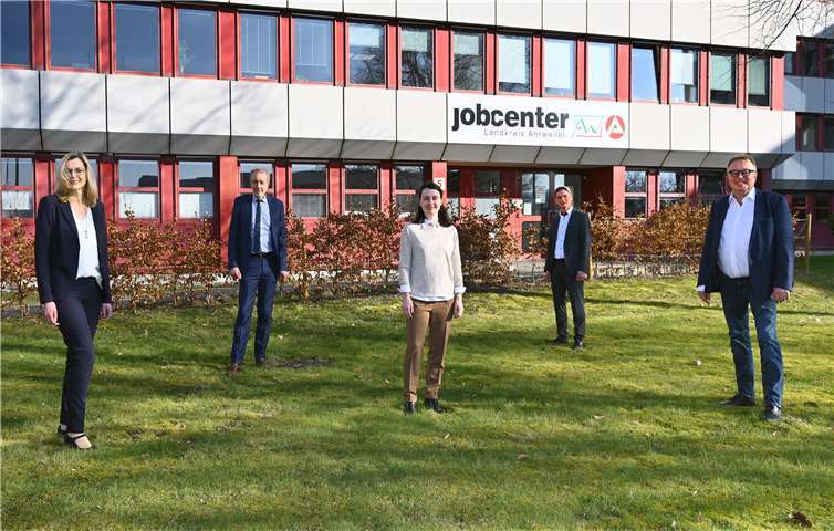 Amtseinführung entsprechend den Corona-Regeln: Hanna Donate (Mitte) ist neue Geschäftsführerin des Jobcenters Landkreis Ahrweiler. Begrüßt wurde sie von ihrer Stellvertreterin Sibylle Weiler, Agenturleiter Frank Schmidt, Karl-Heinz Porz, Abteilungsleiter Soziales bei der Kreisverwaltung, und Landrat Dr. Jürgen Pföhler (von links).Foto: Kreis Ahrweiler / Ralf Schuhmann