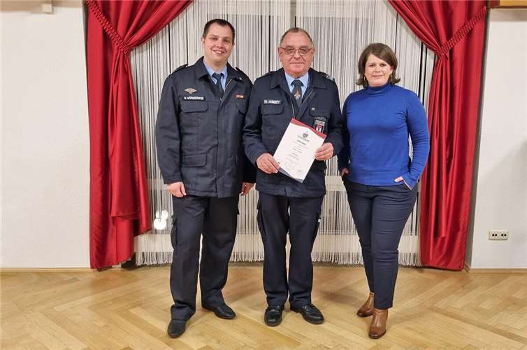 Amtsernennung des wiedergewählten Wehrleiters Thomas Huberty; v.l.n.r.: Nicolas Wörsdörfer, stv. Wehrleiter VG Wirges, Thomas Huberty, Wehrleiter VG Wirges, Alexandra Marzi, Bürgermeisterin VG Wirges.  Foto: VG Wirges/ Lucas Erner