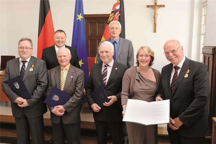Amtsgericht, rechts Beate Reich überreicht mit Dr. Pföhler u. Jürgen Powolny im Hintergrund die Verdienstmedaillen. -FIX-