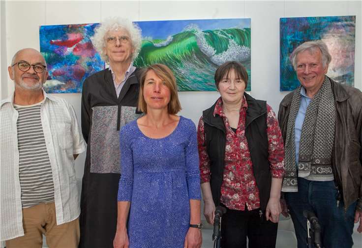 Amtsgerichts-Direktorin Sophie Lieb (Mitte) freute sich über die Ausstellung der Künstler (von links) Orlando Morrone, Knut Reinhardt und Jutta Regling. Bertold Hoppe, der Vorsitzende des Kunstforums 99, führte in die Ausstellung ein.JOST