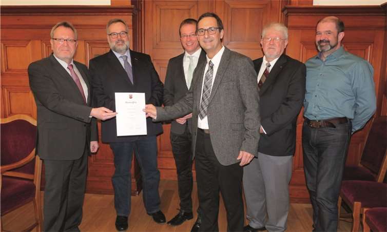 Amtsgerichtsdirektor Bernd Schmickler (v.l.), Amtierender Schiedsmann Hans-Jürgen Gross, VG-Bürgermeister Jörg Lempertz, stellvertretender Schiedsmann Stefan Schneider, Dieter Müller (Bezirksverband des Bundes deutscher Schiedsmänner und -Frauen) und Büroleiter der VG Mendig, Peter Moskopp. SF