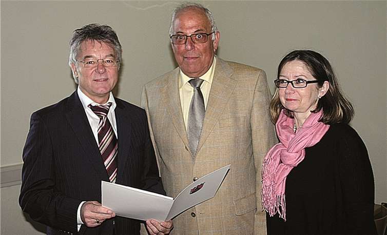 Amtsgerichtsdirektor Reinhold Hergarten (1.vr.) übergab die Urkunde an Klaus Weber (Miite)im Beisein der Personaratsvorsitzenden Sigrid Seul.RÜ