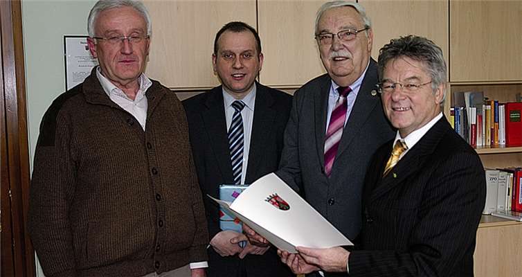 Amtsgerichtsdirektor Reinhold Hergarten (v. r.) überreichte Ottmar Wehlen im Beisein von Johannes Bell, Bürgermeister der Verbandsgemeinde Brohltal, die Dankurkunde des Präsidenten des Oberlandesgerichts Koblenz. RÜ