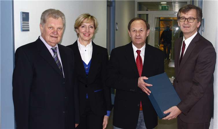 Amtsgerichtsdirektorin Christine Arck stellte mit Verbandsgemeinde-Chef Hans-Günter Fischer (r.) Peter Siegmund (l.) als Nachfolger von Schiedsmann Josef Chevally vor. DL