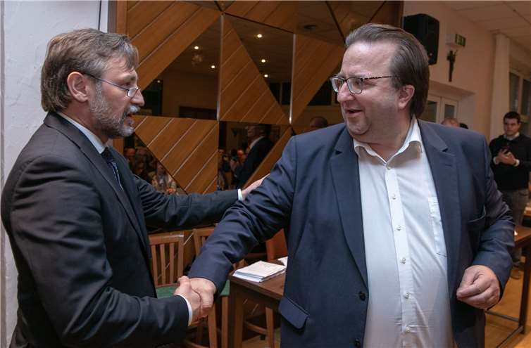 Amtsinhaber Markus Pütz (links) gewann die Wahl zum Vorsitzenden des CDU-Stadtverbandes Rheinbach gegen seinen Widersacher Oliver Baron, der nach der Abstimmung fair gratulierte.