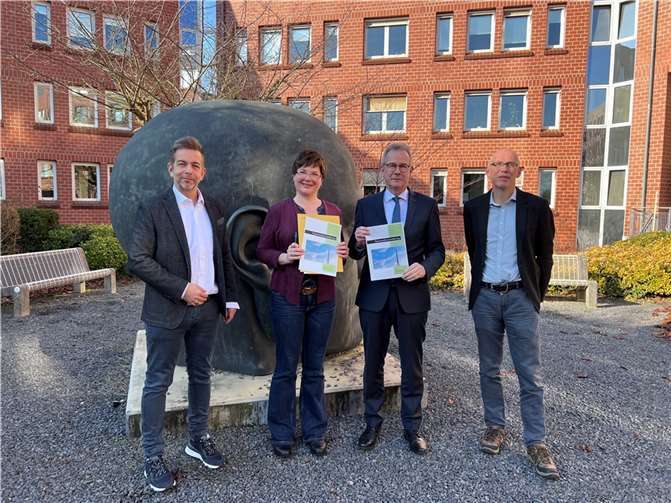 Amtsleiter Andreas Frank (3. von links) und die stv. Schulleitung Christine Hahn (2. von links) präsentieren mit dem Laufbahnberater Dr. Patrick Ostermann (ganz rechts) und dem Ausbildungsleiter Markus Blum (ganz links) die frisch unterzeichneten Patenschaftsurkunden.  Foto: FA NR