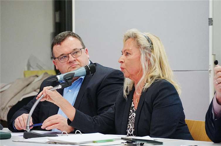 Amtsleiterin Helga Zoltowski (Kreis Neuwied) und Stephan Hajak (BPV Consult GmbH) nahmen Stellung und griffen Anregungen auf.