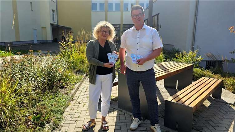 Amtsleiterin Sandra Thannhäuser und Bürgermeister Peter Jung ermutigen Erstklässler, ihren Leseausweis rege zu nutzen.  Foto: Teofil Abu-Mansur