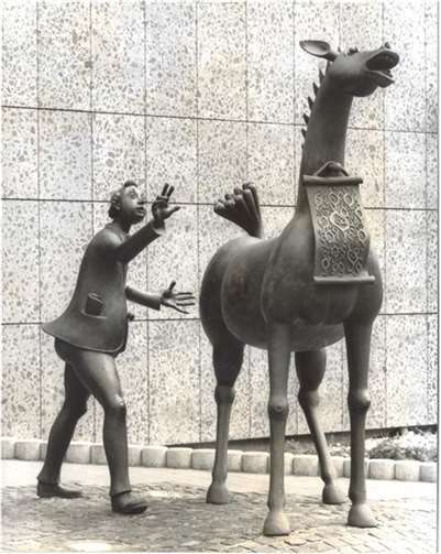 Amtsschimmel: Seit 1986 „wiehert“ der Amtsschimmel des Künstlers Johann Baptist Lenz (1922 – 2007) vor dem Gebäude der Kreisverwaltung Ahrweiler.