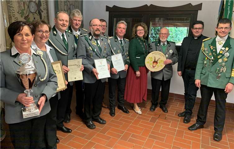 Amtsträger, Würdenträger und mittendrin die Königin: Die diesjährige Generalversammlung der St. Sebastianus Schützenbruderschaft 1864 Waldbreitbach in der Schützenhalle an der Katzenschleife bot nahezu ausnahmslos schöne Lichtblicke. Foto: Thomas Herschbach
