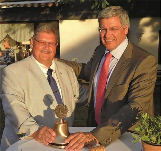 Amtsübergabe Präsident LIONSCLUB Koblenz Rhein/Mosel (v.l.) Dieter Balter (2013/2014) an Prof. Dr. med. Friedrich Baumgaertel (2014 / 2015).  D. Schöning