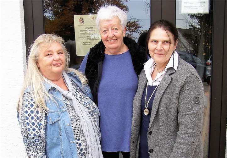 Amtsübergabe beim DRK-Kleidershop Mendig: Gabi Goltsche, Christa Dressler und Ursula Keip (v.l.).  Lothar Spitzley