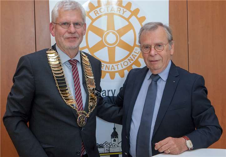 Amtsübergabe beim Rotary-Club Bonn-Rheinbach: Hans Rieck (links) übernahm die Amtskette von seinem Vorgänger Dr. Hans Sangenstedt.