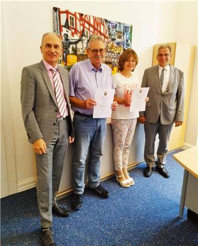 Amtsübergabe im Amtsgericht: Dr. Ellen Ernst ist die neue Schiedsfrau für Montabaur und Boden. Sie übernimmt das Amt von Harald Hansen (links neben ihr). Es gratulierten Ralf Tries, Direktor des Amtsgerichts (links) und der Andree Stein, der Erste Beigeordnete der VG Montabaur. Foto: M. Werner, Amtsgericht Montabaur