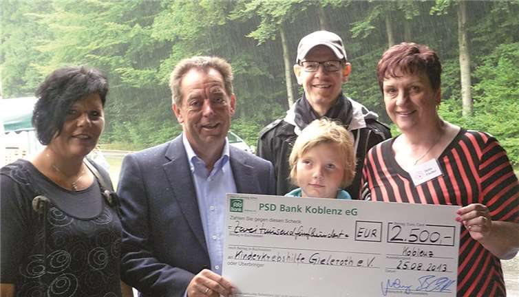 Amys Mutter, Franz Merkes (Vorstandsvorsitzender der PSD Bank Koblenz eG), Amy, Bernd Schittler (Vorstand der PSD Bank Koblenz eG) und Jutta Fischer von der Kinderkrebshilfe Gieleroth bei der Übergabe des Spendenschecks.privat