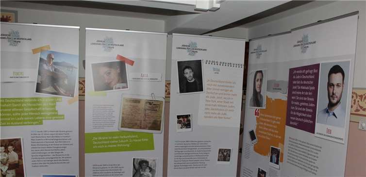 An 14 Porträttafeln wurde in der Ausstellung „Jüdische Lebenswelten in Deutschland heute“ am Beispiel zumeist junger Menschen gezeigt, welch vielfältige Wurzeln Menschen in Deutschland heute haben.