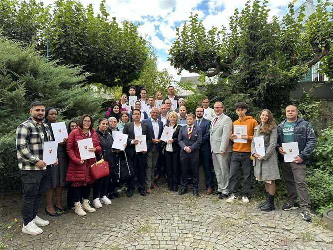 An 28 Frauen und Männer aus zwölf Nationen verlieh Landrat Achim Hallerbach im Neuwieder Roentgenmuseum die deutsche Staatsbürgerschaft.Foto: Thomas Herschbach