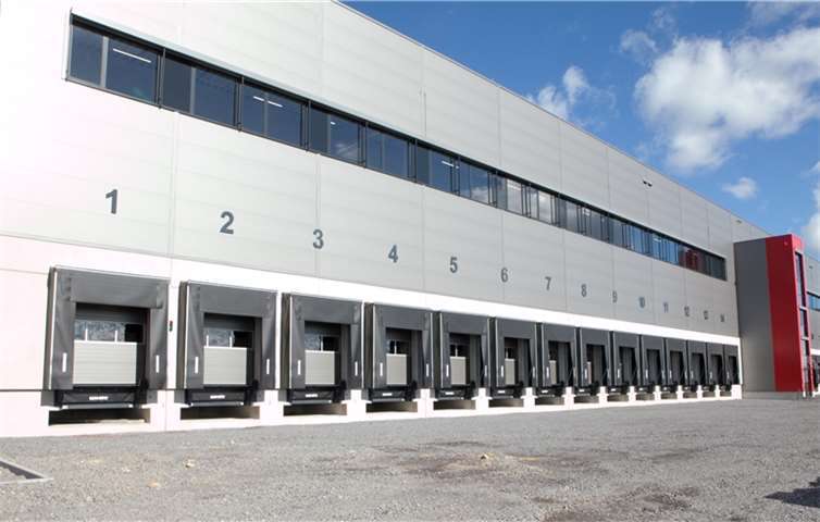 An 48 Verladerampen werden künftig bis zu 700 Lastwagen pro Tag abgefertigt.