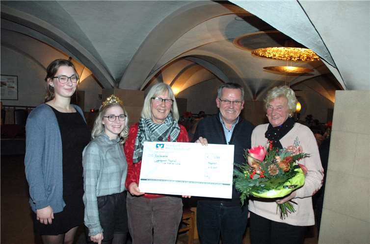 An Anneliese Baltes (v.li.) wurde ein Scheck überreicht im Beisein von Weinprinzessin Alina Knieps, Weinkönigin Nadine Münch, Anneliese Baltes, Rudolf Mies und Erika Kurzbach.