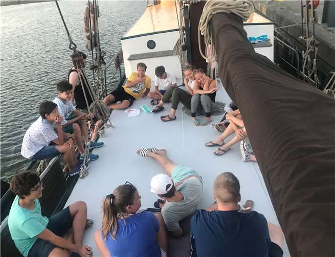 An Bord der 120 Jahre alten Zeven Wouden hatten alleTeilnehmer viel Spaß und konnten sich auch schon mal in die Sonne legen. Fotos: privat