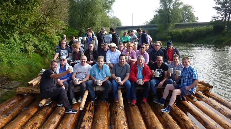 An Bord des Floßes war gute Stimmung ein muss. Privat
