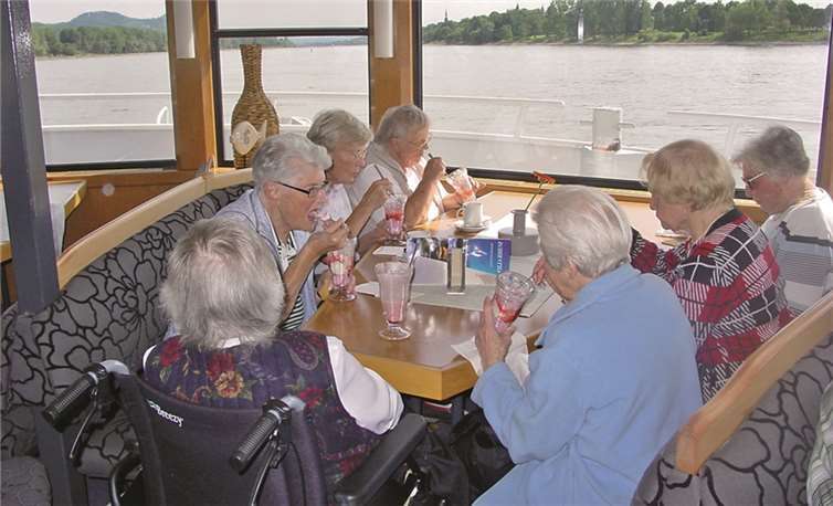 An Bord des Katamarans „Filia Rheni“ genossen die Villa-Senioren neben Kaffee, Kuchen und Eis viele Sehenswürdigkeiten des Siebengebirges und von Bonn.privat