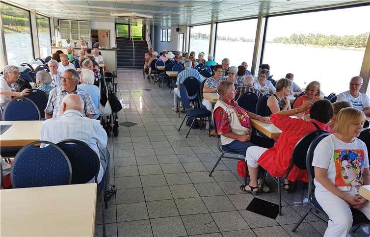 An Deck des Ausflugsschiffes tauschte man sich rege miteinander aus.