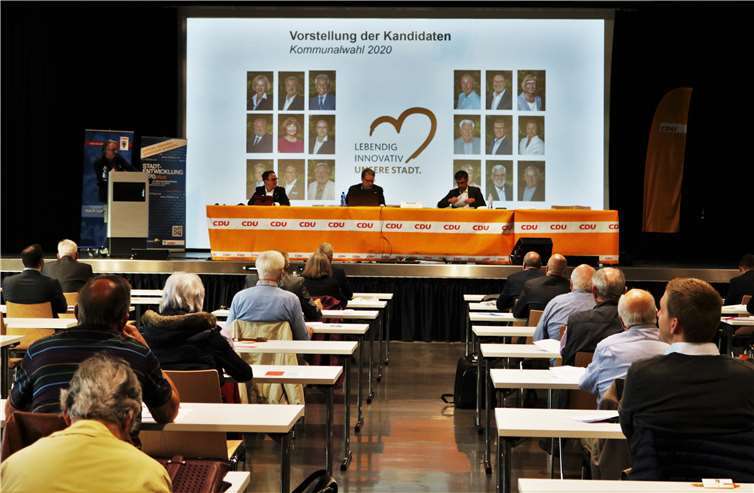 An Einzeltischen saßen die CDU-Mitglieder in der Jungholzhalle – notwendige Distanz in Coronazeiten. Foto: privat
