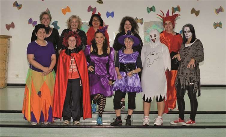 An Halloween verkleideten sich die Kursteilnehmerinnen und tanzten als Hexen, Zombies und Geister. privat