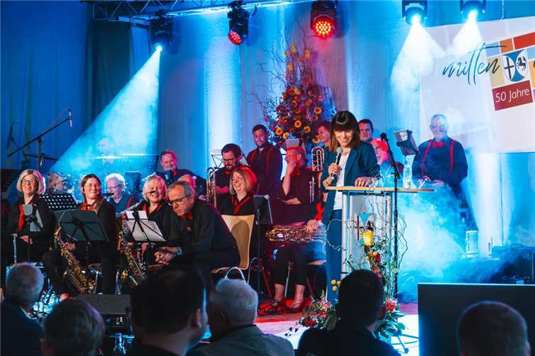 An Hand von vielen lustigen, persönlichen Anekdötchen machte Dr. Julia Reuschenbach deutlich, wie wichtig eine solche Festhalle für die Kommunikation ist und ging in ihrem Vortrag auch auf die Bedeutung der ehrenamtlichen Tätigkeit ein.Fotos: Jan Fischer