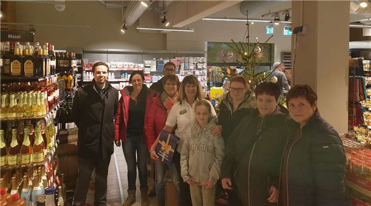 An Heiligabend waren die Kunden eingeladen, ihre Preise abzuholen. Überreicht wurden sie von Filialleiterin Christel Albert - Lenz (Mitte).Foto: Edeka
