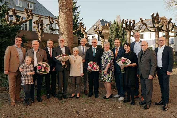 An Ingrid Bieber aus Rheinbrohl, Adalbert Hünerfeld (Kurtscheid), Franz Kneip (Heimbach-Weis) und Rainer Prangenberg (Ehrenberg) verlieh Landrat Achim Hallerbach in Gegenwart der jeweiligen Bürgermeister die Ehrennadel des Landes Rheinland-Pfalz. Zusammengenommen setzen sich alle vier bereits über 100 Jahre lang für das Gemeinwohl ein.  Foto: Martin Boden/Kreisverwaltung Neuwied