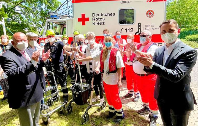 An Land, zu Wasser und in der Höhe – in Koblenz war einiges los. Auch Oberbürgermeister David Langner und der Koblenzer DRK-Präsident Leo Biewer ließen sich das Spektakel nicht entgehen.Foto: Nico Gödert/ DRK-Rettungsdienst Rhein-Mosel-Eifel gGmbH