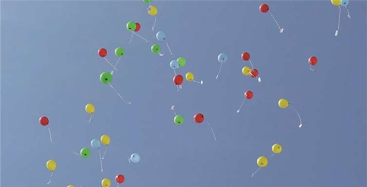 An Luftballons schwebten die Wünsche der Kinder für die beiden beliebten Lehrkräfte in den Himmel.