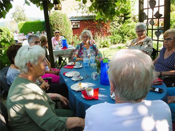 An Maria Himmelfahrt, ein Fest für Leib und Seele, durfte dann die Einkehr in einer Gartenanlage bei Kaffee und Kuchen nicht fehlen. Foto: kfd Löf