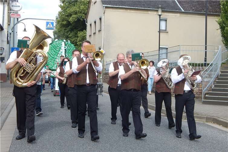 An Musik mangelte es der diesjährigen Kirmes nicht: Neben der Begleitung des Kirmesumzuges durch die Kapelle gab es zuvor schon Rockmusik im Festzelt.