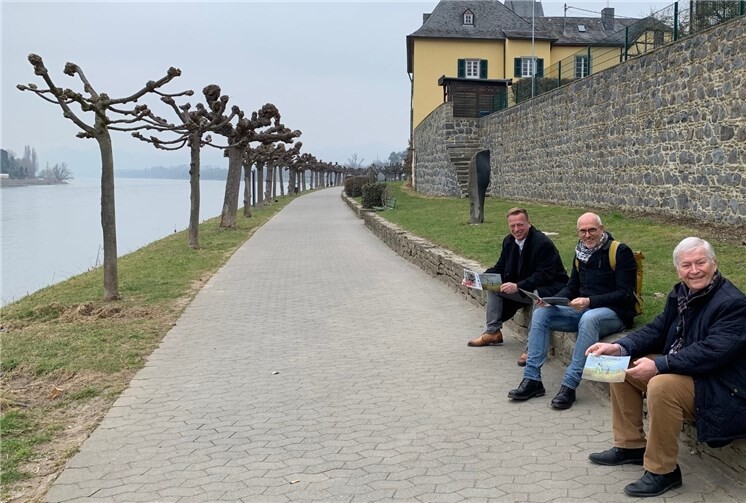 An Ort und Stelle der einzigartigen Rheinpromenade Unkel stellten Stadtbürgermeister Gerhard Hausen, Tourismus Siebengebirge-Geschäftsführer Oliver Bremm und Kulturstadtbüro-Leiter Thomas Herschbach die Broschüre „Siebengebirge – Vorschläge zum Absichtslosen Umherschweifen“ vor. Quelle: Kulturstadt Unkel am Rhein